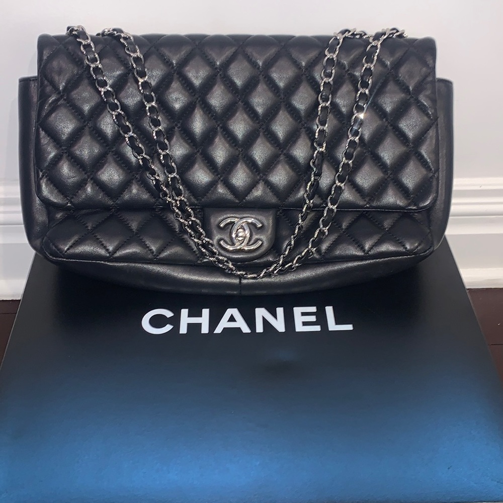 Authentic classic Chanel black Sac class Rabat bag